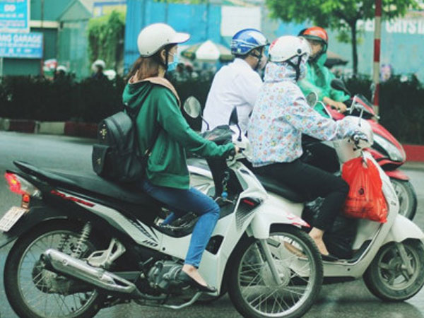 Ngạc nhiên: Chưa vào đông, người Hà Nội đã phải mặc áo ấm