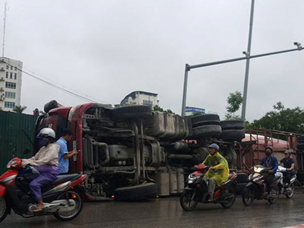 Xe bồn lật nghiêng trên phố Hà Nội, giao thông ùn ứ nhiều giờ