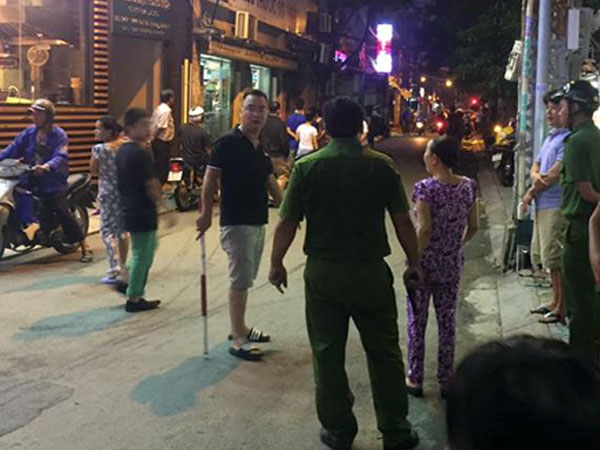 Cảnh sát nổ súng bắt kẻ "múa" dao ở Sài Gòn