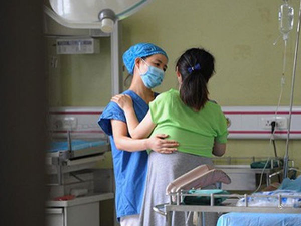 Con dâu sinh non "tố" mẹ chồng mải bán buôn không chăm sóc, đẻ xong về nhà tự giặt đồ, nấu cơm