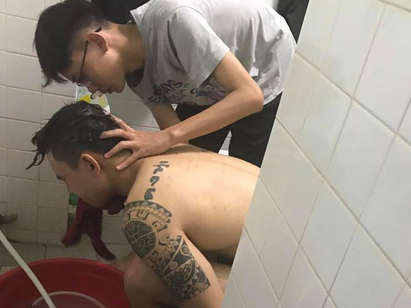 Em trai chăm sóc Đông Hùng trong nhà trọ sau khi bị chém