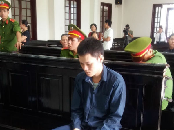 Mang án 13 năm tù vì cầm mã tấu truy sát "tình địch" giúp bạn