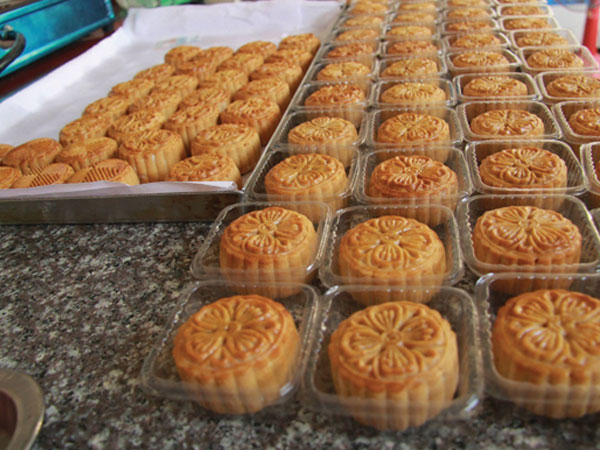 Năm nay, bánh trung thu "đểu", bẩn sẽ khó thoát?