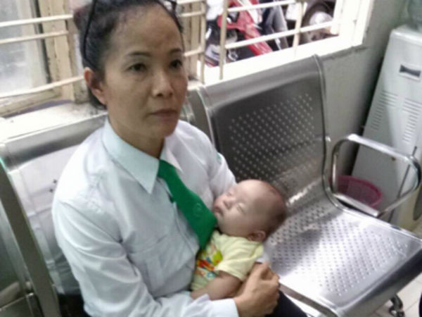 Người mẹ bỏ con hai tháng tuổi trên taxi ở Sài Gòn