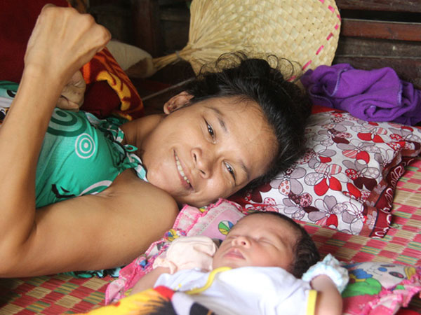 Nhìn cách "người mẹ điên" chăm sóc con gái sơ sinh 15 ngày tuổi ai cũng xúc động vì tình mẫu tử