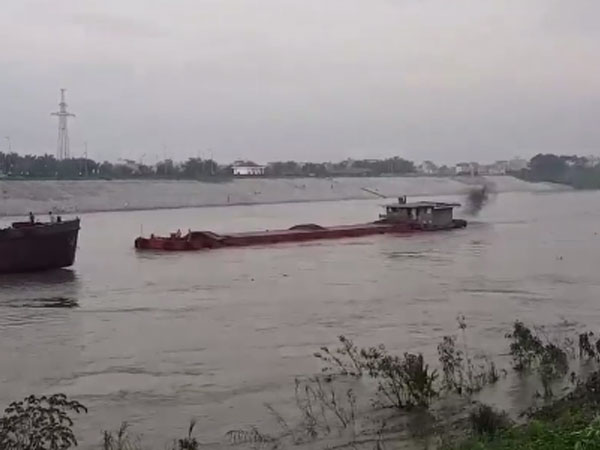 Ba tàu chở cát đâm sầm vào nhau trên sông Đuống