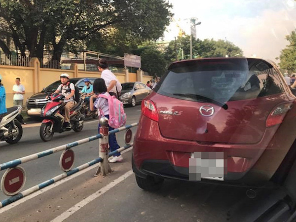 Hành động gây nhức nhối của bà mẹ trước cổng trường tiểu học ở Sài Gòn