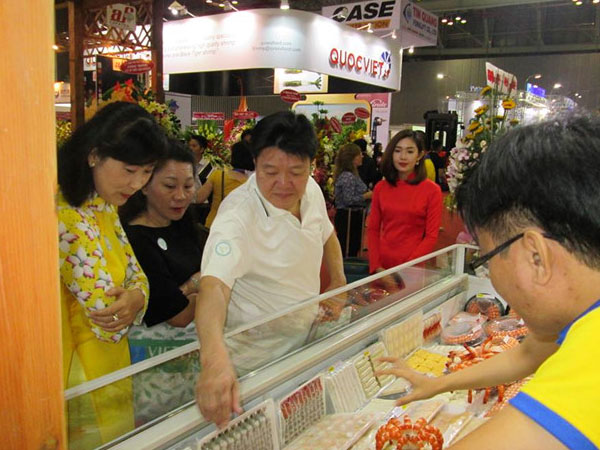 "Người Trung Quốc chi tiền mạnh ăn hết cả tôm ngon"