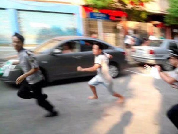 Nhóm "giang hồ nhí" chém gục đối thủ để dằn mặt