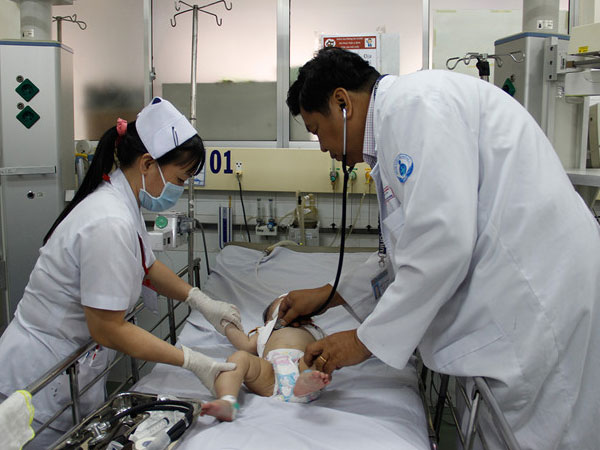 Trẻ bị sốt co giật: Những sai lầm nguy hiểm phụ huynh thường mắc phải