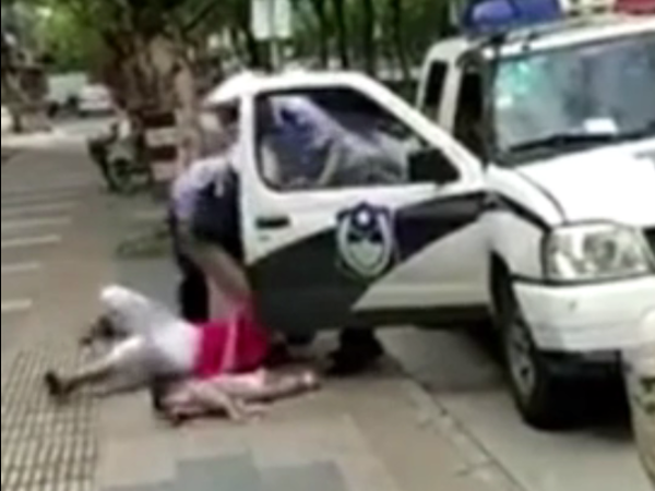 Trung Quốc: Cảnh sát quật ngã người phụ nữ đang bế trẻ