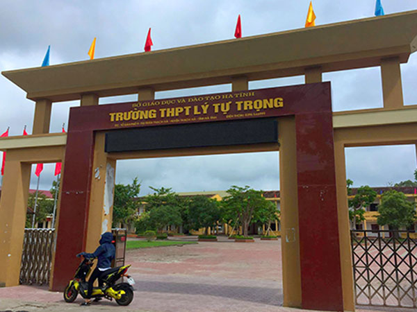 Trường học yêu cầu nữ giáo viên không được mặc váy lên lớp