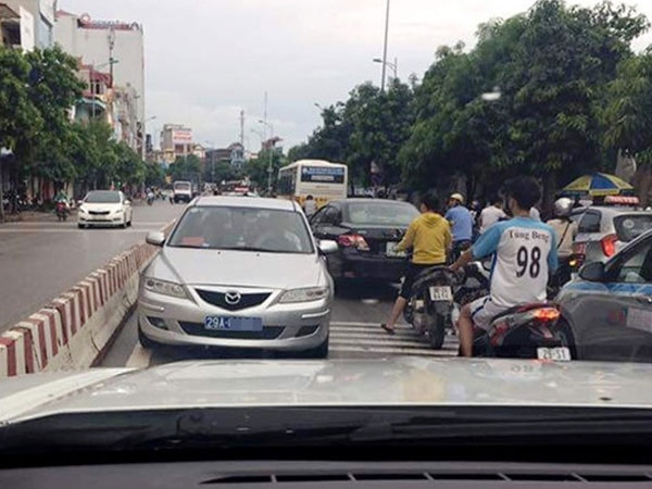 Xác minh xe biển xanh chạy ngược chiều gây tắc đường ở Hà Nội