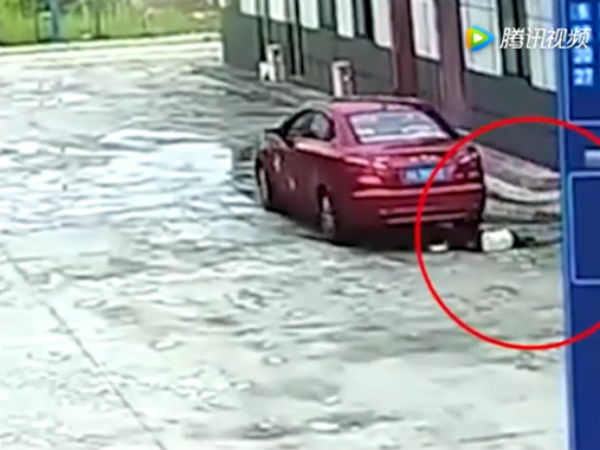 Bé gái 9 chết tức tưởi vì bị ô tô của bố chèn qua người