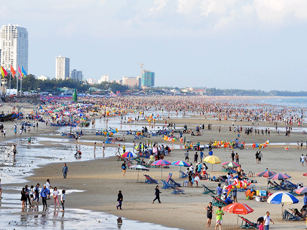 Biển Vũng Tàu đông nghịt người trong ngày đầu nghỉ lễ