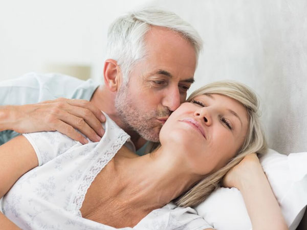 Chuyên gia mách bạn cách để 80 tuổi còn sung mãn chuyện gối chăn