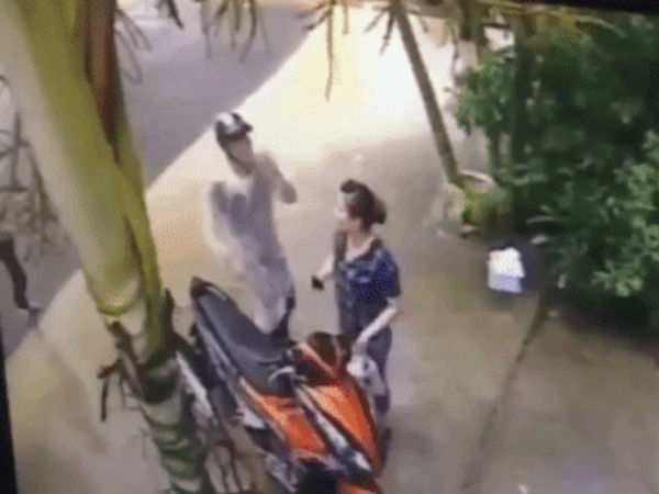 Clip sốc: Người phụ nữ bị hai đối tượng đấm thẳng vào mặt, cướp xe máy giữa ban ngày ở Sài Gòn