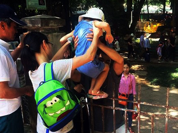 Hà Nội: Nhiều bậc cha mẹ trèo rào, trốn vé vào CV Thủ Lệ ngày nghỉ lễ đầu tiên