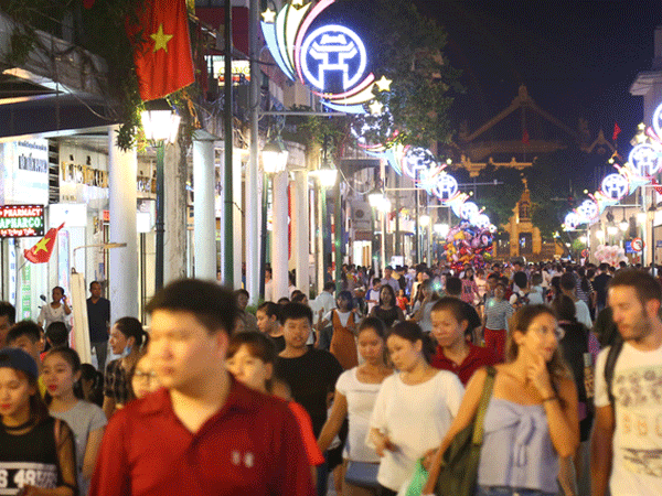 Hàng nghìn người dân chen chân ở không gian đi bộ Hồ Gươm