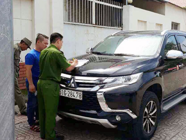 Nhiều ôtô chiếm vỉa hè bị ông Đoàn Ngọc Hải gọi phường xử lý