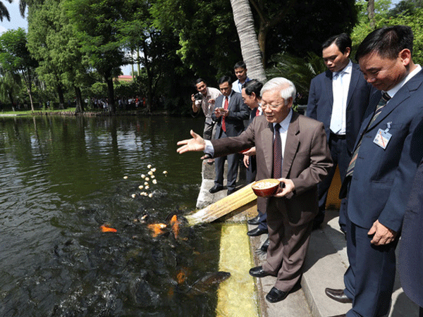 Tổng Bí thư dâng hương lên Bác, thăm ao cá Bác Hồ