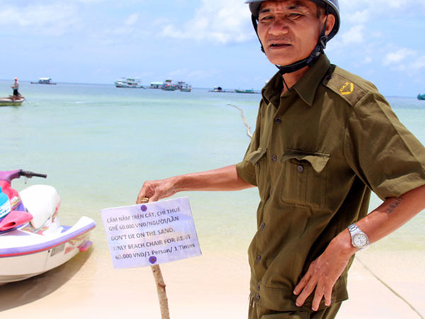 Du khách sốc với bảng "cấm nằm trên bãi biển" ở Phú Quốc