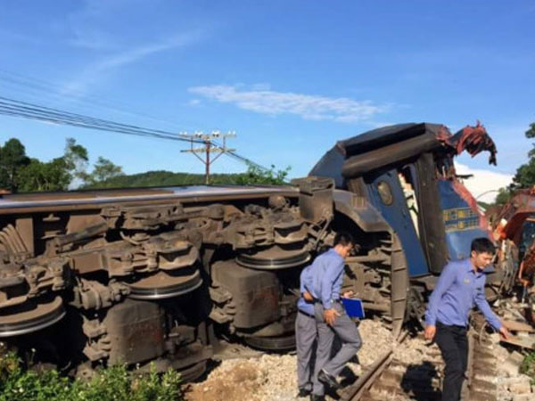 Tàu SE3 trật bánh ở Quảng Bình, hàng trăm hành khách thoát chết