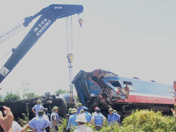 Vụ lật tàu SE3: Chưa thể cẩu đầu máy 80 tấn bung khỏi đường ray