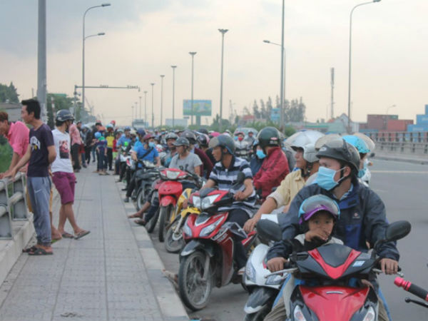 Bạn trai phóng xe bỏ trốn sau khi cô gái nhảy cầu tự tử