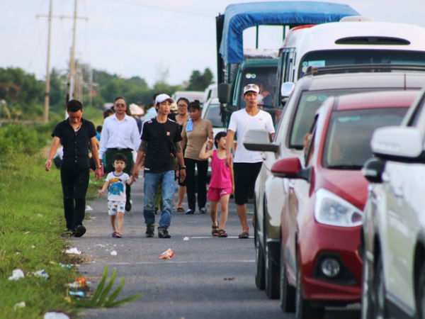 Du khách đổ về đảo Cát Bà, phà Hải Phòng kẹt cứng
