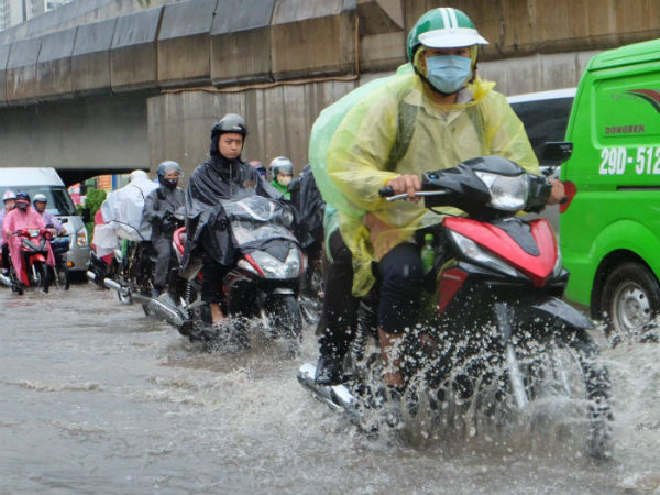 Người dân từ các tỉnh đổ về Thủ đô chật vật di chuyển trong mưa lớn sau kì nghĩ lễ kéo dài