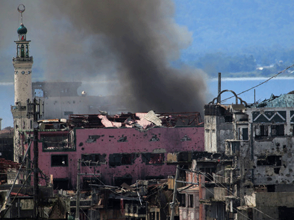 Quân đội Philippines bị phụ nữ và trẻ em bắn ở Marawi