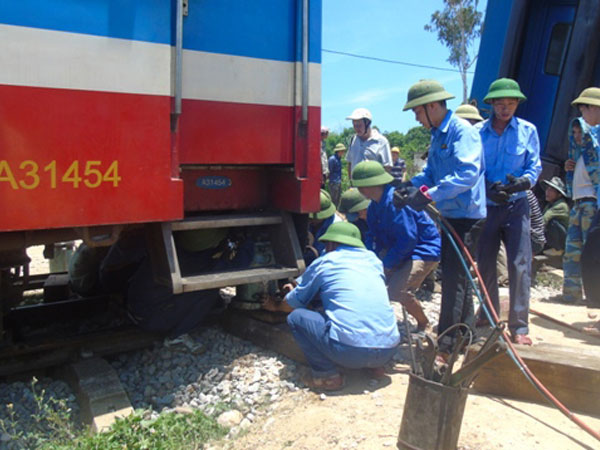 Thông tuyến đường sắt Bắc - Nam sau 13 tiếng tê liệt