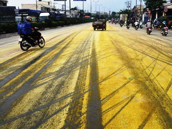 Xe tải chở hóa chất "rải" xuống đường, dân bịt mũi tháo chạy