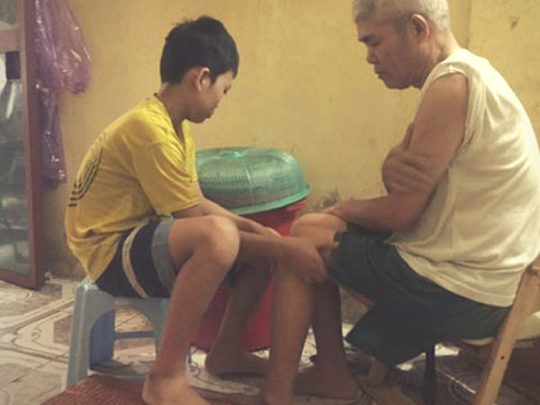 11 mùa Vu Lan không được báo hiếu mẹ, chăm cha bệnh nặng của bé trai Hà Nội