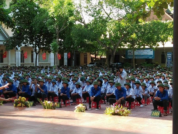 Cả trường đội mũ cối trong ngày khai giảng