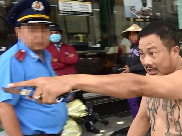 Clip tài xế taxi dù cầm dao rọc giấy rượt thanh tra giao thông