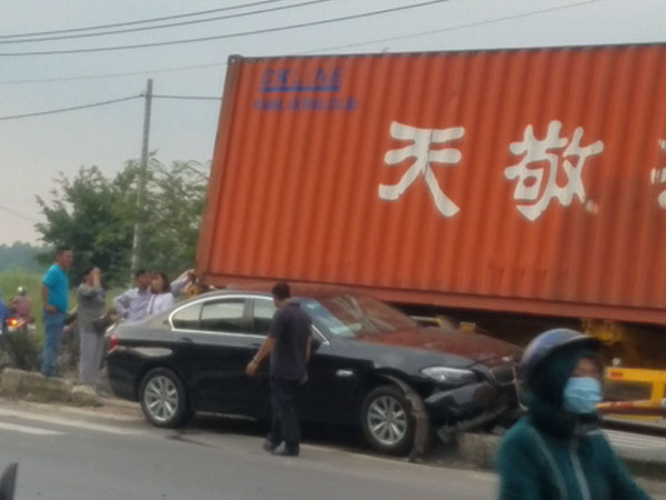 Container mất lái kéo lê ô tô hơn 30 mét, 3 người trên xe hoảng loạn kêu cứu