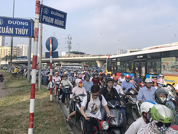 Đường phố Hà Nội ùn tắc nghiêm trọng trong ngày khai trường