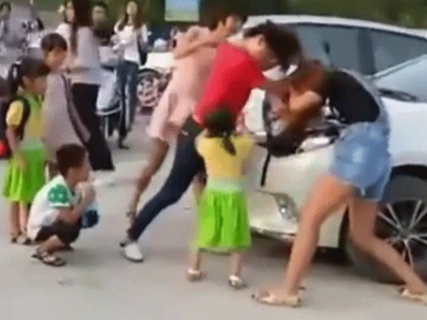 Hai bà mẹ đánh nhau vì tranh chỗ đỗ xe khi đưa con đi nhập học
