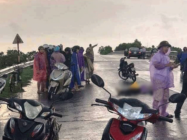 Hải Dương: Đôi nam nữ bị sét đánh khi đang đi xe máy, một người tử vong