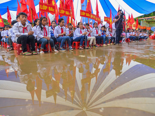 Học sinh vùng lũ Mù Cang Chải đội mưa đón khai giảng