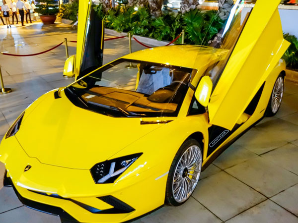 Lamborghini Aventador S hơn 40 tỷ lần đầu xuống phố Sài Gòn
