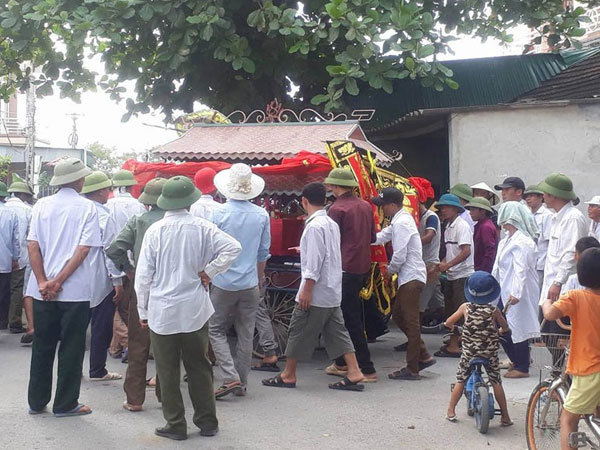 Mẹ trẻ ôm con nhảy cầu: Bà ngoại ngất lịm trong đám tang
