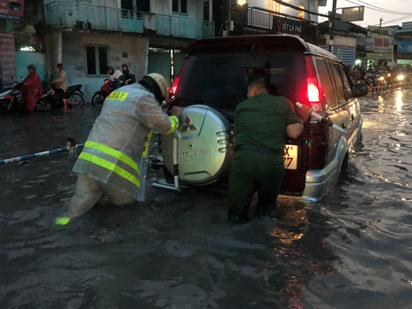 Ngập - tắc kinh hoàng trong cơn mưa cực lớn ở Sài Gòn