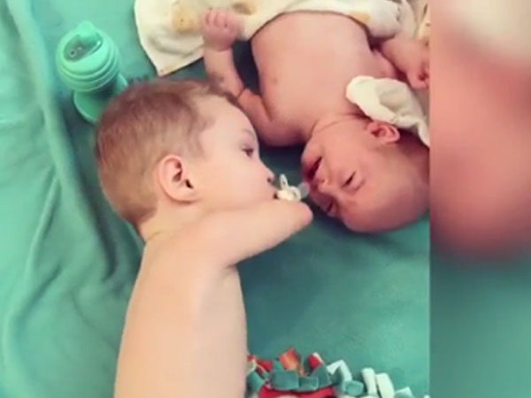 Tan chảy với nhóc không tay không chân nhường ti giả cho em đang khóc