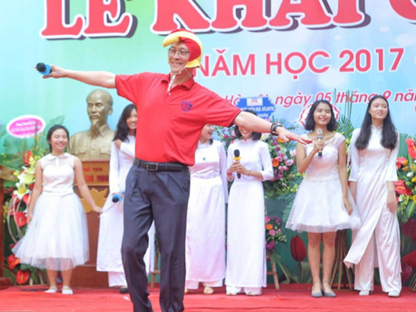 Thầy Bình - Hiệu trưởng trường Việt Đức hóa gà trống, vui vẻ nhảy múa bên học sinh trong lễ khai giảng
