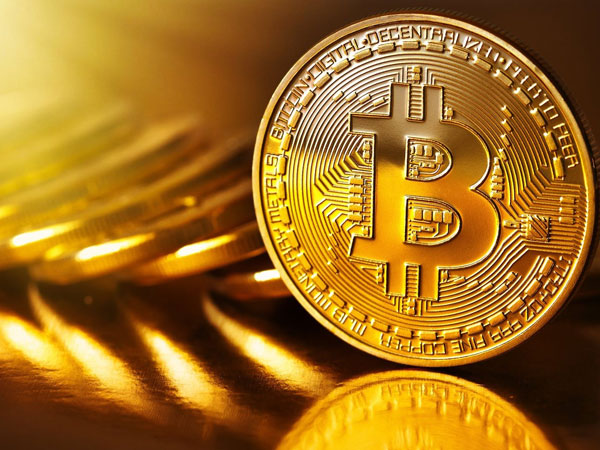 Tiền điện tử Bitcoin "tuột dốc" sau khi chạm mốc 5.000 USD