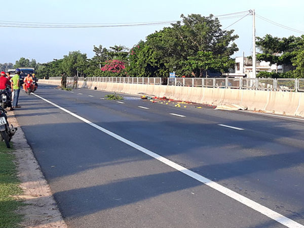 Trèo qua dải phân cách để sang đường, một phụ nữ 40 tuổi bị tông chết
