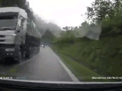 Video: Hàng loạt xe máy ngã liên hoàn vì cố vượt xe tải khi đổ đèo
